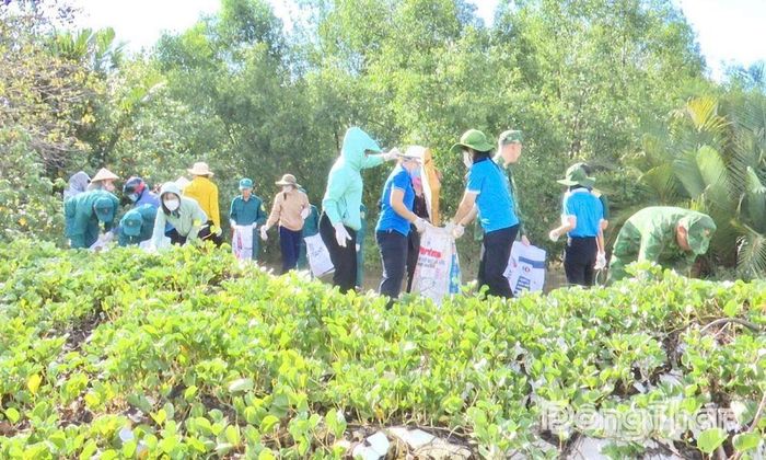 Hội viên phụ nữ đã ra quân thu gom rác thải, làm sạch môi trường tại khu vực bãi biển ấp Cồn Cống.