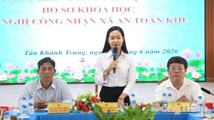 Đồng chí Nguyễn Thị Thúy Lam, Bí thư Đảng ủy, Chủ tịch Hội đồng nhân dân xã Tân Khánh Trung phát biểu tiếp thu tại hội nghị.
