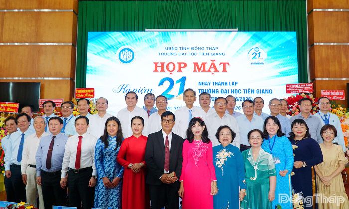 Đại biểu chụp ảnh lưu niệm nhân ngày kỷ niệm 21 năm thành lập Trường Đại học Tiền Giang.
