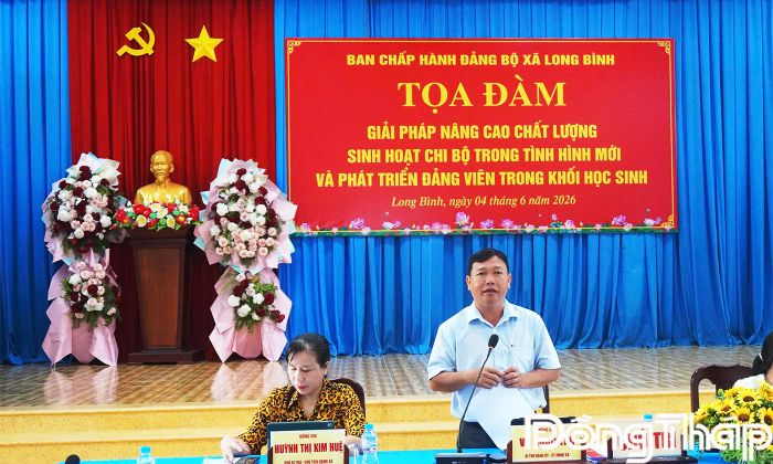 Đồng chí Võ Ngọc Tân, Bí thư Đảng ủy, Chủ tịch HĐND xã Long Bình phát biểu tại buổi Tọa đàm giải pháp nâng cao chất lượng sinh hoạt chi bộ trong tình hình mới...