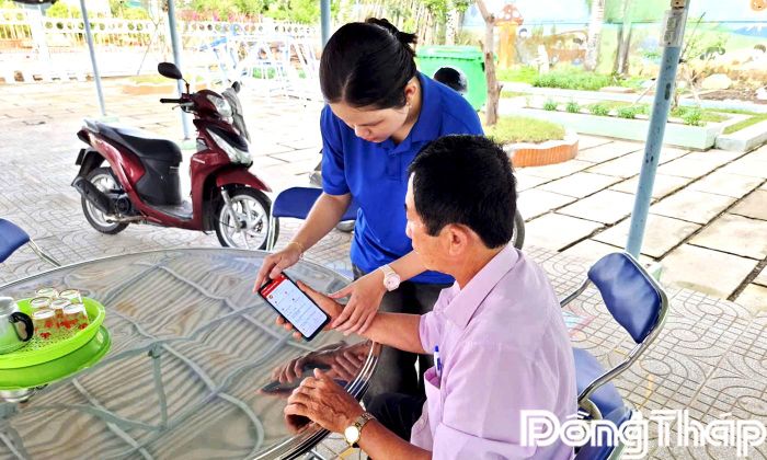 Đoàn Thanh niên xã hướng dẫn đảng viên sử dụng Sổ tay đảng viên điện tử.