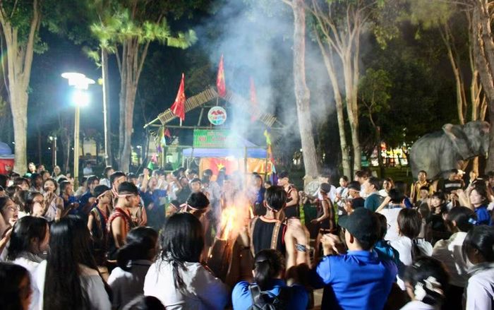  Các trại sinh tham gia đêm lửa trại trong khuôn khổ Trại hè “Tìm về di sản” năm 2026. Ảnh: Minh Chí 