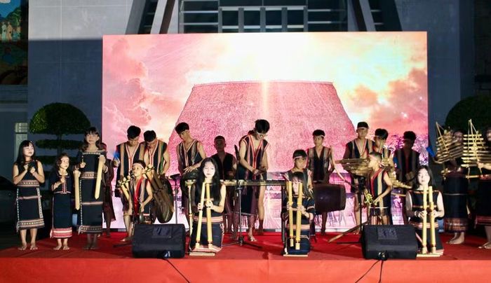  Tiết mục hòa tấu nhạc cụ dân tộc Tây Nguyên tại lễ khai mạc. Ảnh: Minh Chí 