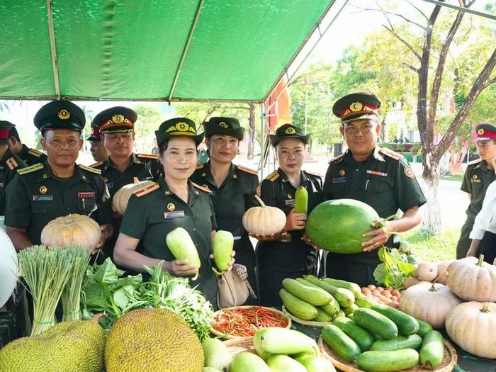  Đoàn cán bộ, sĩ quan trẻ Bộ CHQS tỉnh Champasak và Attapeu tham quan các sản phẩm tăng gia sản xuất của Trung đoàn 739. Ảnh: Đ.Dũng 