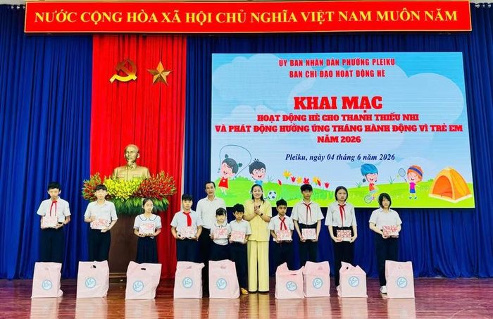  Ban Chỉ đạo hoạt động hè phường Pleiku trao 20 phần quà cho thiếu nhi có hoàn cảnh khó khăn. Ảnh: Phương Thảo 