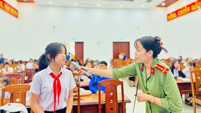  Công an phường trao đổi với học sinh về kỹ năng bảo đảm an toàn trên không gian mạng. Ảnh: Phương Thảo 
