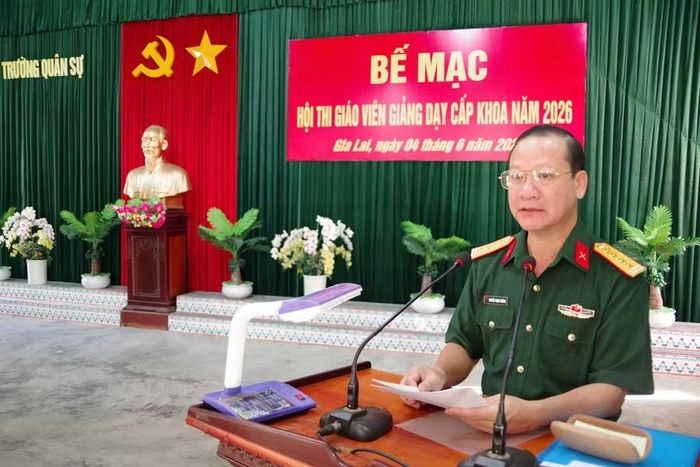  Đại tá Nguyễn Trọng Hường - Bí thư Đảng ủy, Chính ủy Trường Quân sự Quân đoàn 34 phát biểu bế mạc hội thi. Ảnh: Trường Giang 