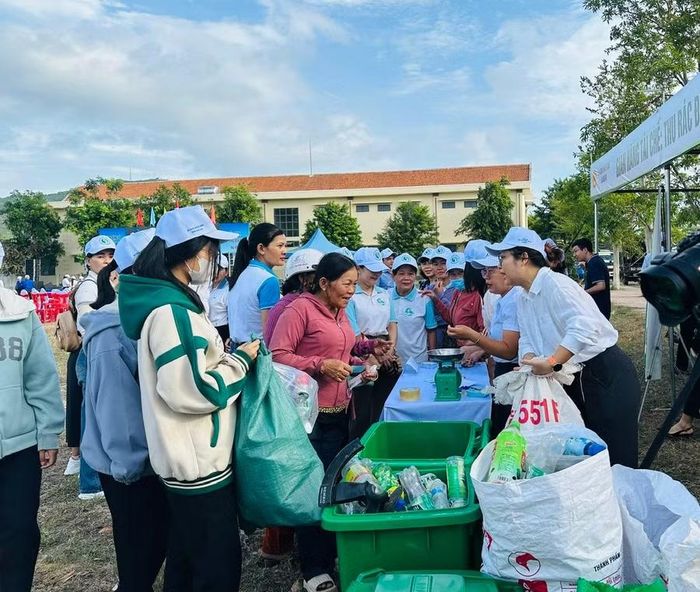  Sở Nông nghiệp và Môi trường phối hợp với UBND xã Đề Gi tổ chức gian hàng "Đổi rác lấy quà". Ảnh Hồng Thương 