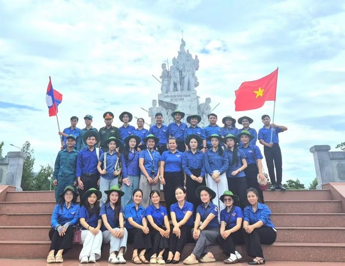  Đoàn viên thanh niên chụp ảnh lưu niệm trước Tượng đài Khởi nghĩa Vĩnh Thạnh. Ảnh: Bích Kiều 
