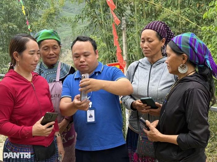  Nhân viên VNPT Bắc Hà (Lào Cai) xác thực thuê bao cho người dân. Ảnh: Bảo Trung/Dân Trí 