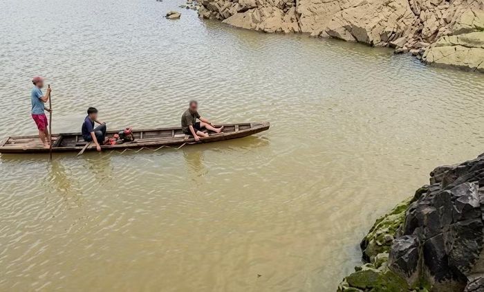  Khúc sông nơi chị M. mất tích có địa hình phức tạp gây khó khăn cho công tác tìm kiếm. Ảnh: Hòa Phạm 