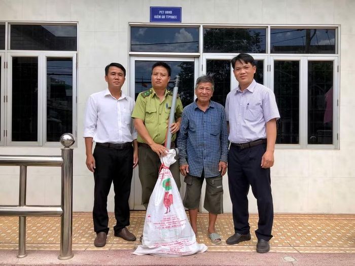  Cơ quan chức năng tiếp nhận cá thể kỳ đà hoa để thả về môi trường tự nhiên. Ảnh: ĐVCC 