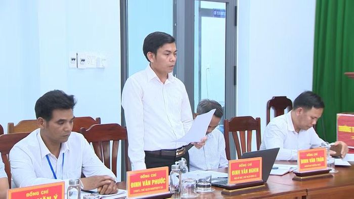 Chủ tịch UBND xã An Toàn Đinh Văn Nghin nêu kiến nghị. Ảnh: Trung Nghĩa 