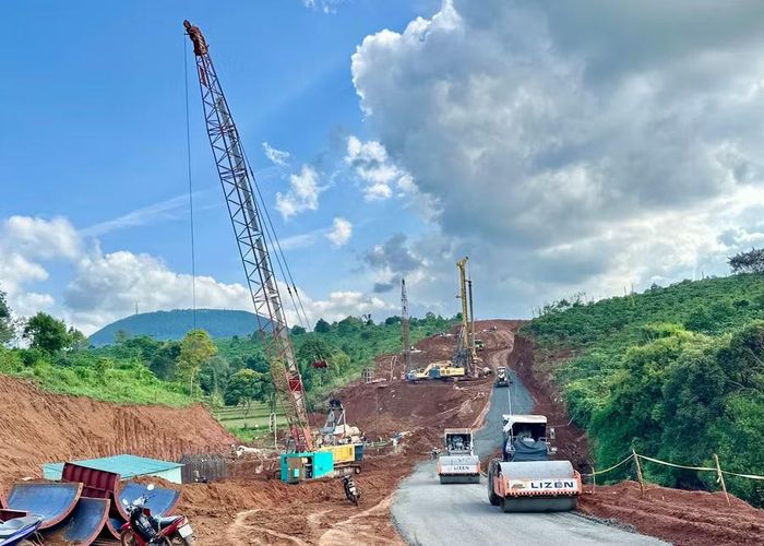  Thi công các hạng mục cầu Ia Băng 2 (dự án thành phần 3 cao tốc Quy Nhơn - Pleiku). Ảnh: Hà Duy 