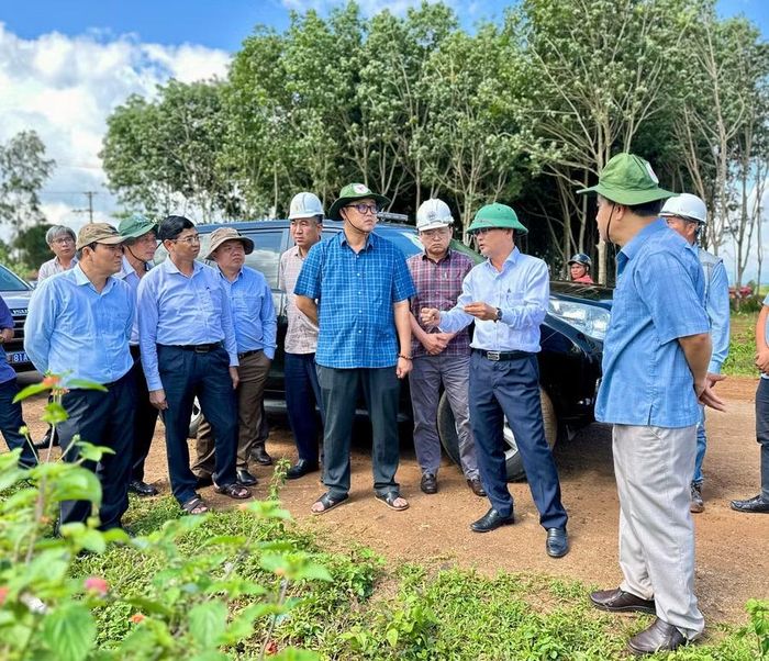  Phó Chủ tịch UBND tỉnh Nguyễn Tự Công Hoàng kiểm tra địa điểm có cao tốc Quy Nhơn - Pleiku đi qua tại xã Ia Băng. Ảnh: Hà Duy 