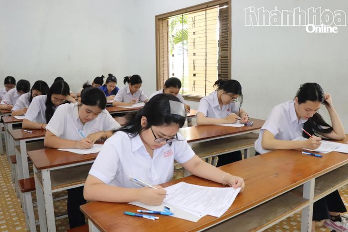 Học sinh lớp 12 Trường THPT Lý Tự Trọng (phường Nha Trang) tham gia thi thử tốt nghiệp.