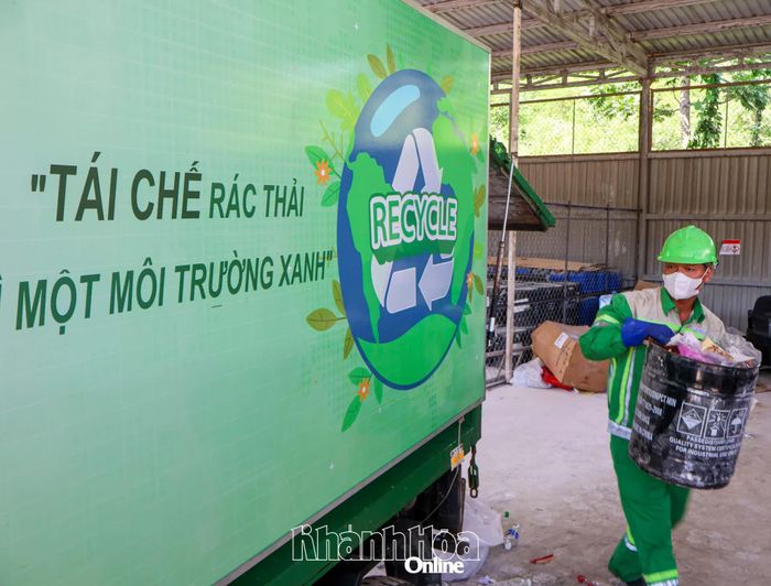 Công nhân thu gom rác thải khu vực Nha Trang