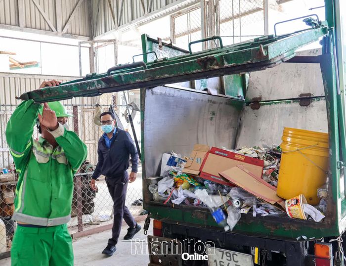 Công nhân thu gom rác thải khu vực Nha Trang.