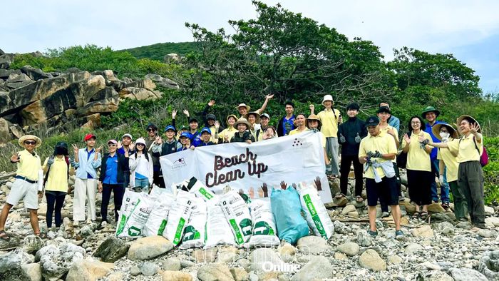 Các bạn trẻ tham gia thu gom rác thải ven vịnh Nha Trang.
