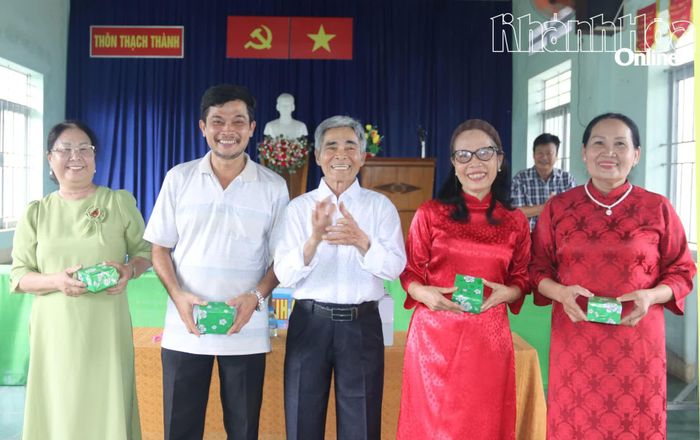 Ông Trịnh Đình Cúc (ở giữa) tặng quà sinh nhật cho thành viên Câu lạc bộ Liên thế hệ tự giúp nhau.