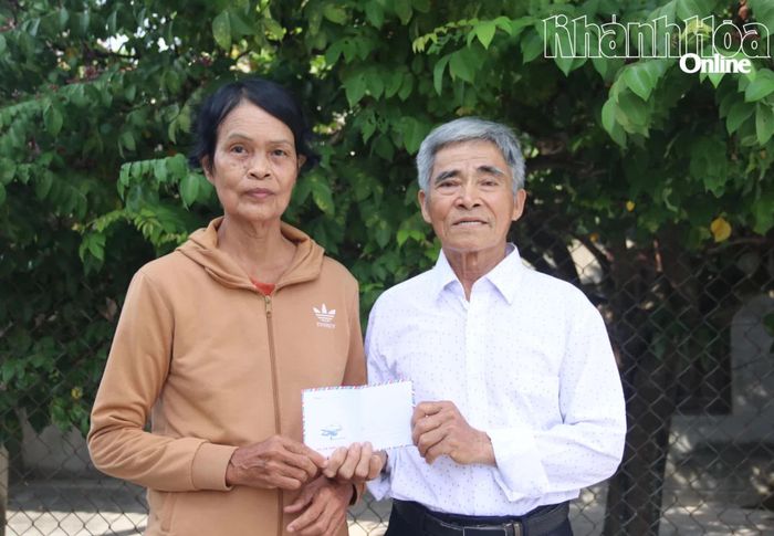 Ông Trịnh Đình Cúc trao quà cho hội viên có hoàn cảnh khó khăn.