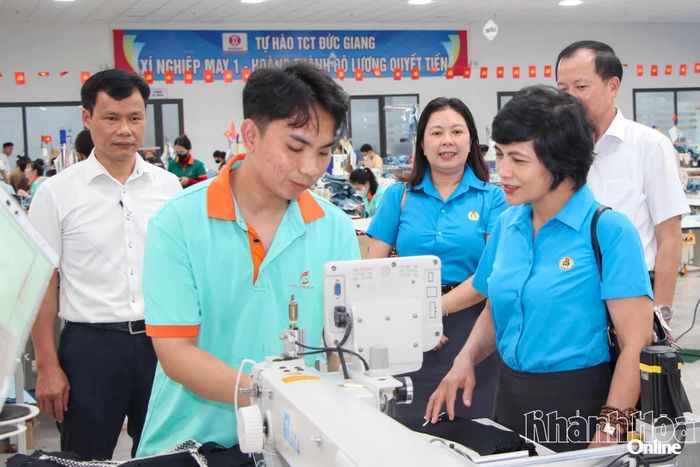 Lãnh đạo Liên đoàn Lao động tỉnh thăm hỏi tình hình việc làm, thu nhập của công nhân tại Khu Công nghiệp Du Long.
