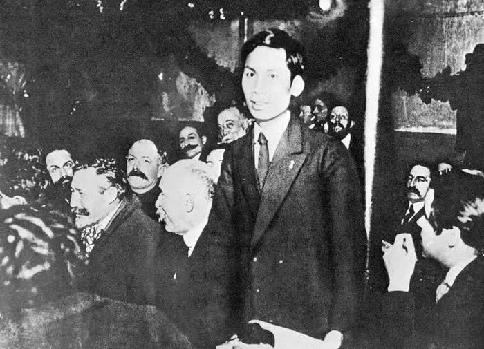 Năm 1920, người thanh niên yêu nước Nguyễn Ái Quốc tham dự Đại hội lần thứ 18 Đảng Xã hội Pháp ở thành phố Tours với tư cách đại biểu Đông Dương. Nguyễn Ái Quốc trở thành một trong những người sáng lập Đảng Cộng sản Pháp và cũng là người cộng sản đầu tiên của dân tộc Việt Nam. Ảnh: Tư liệu