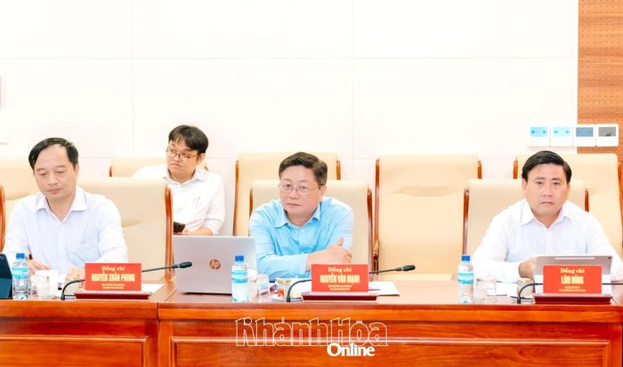 Các đồng chí: Lâm Đông, Nguyễn Xuân Phong, Nguyễn Văn Mạnh dự hội nghị.