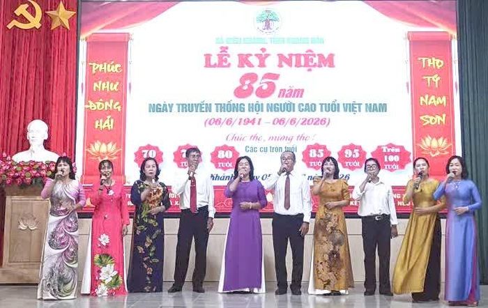 Một tiết mục văn nghệ do người cao tuổi biểu diễn tại lễ kỷ niệm.