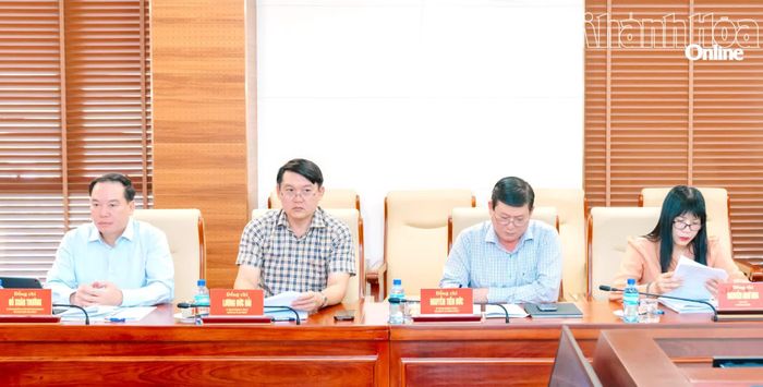 Phó Bí thư Thường Trực Tỉnh ủy Hồ Xuân Trường và các lãnh đạo tham dự cuộc họp. ẢNH MINH TRỰC