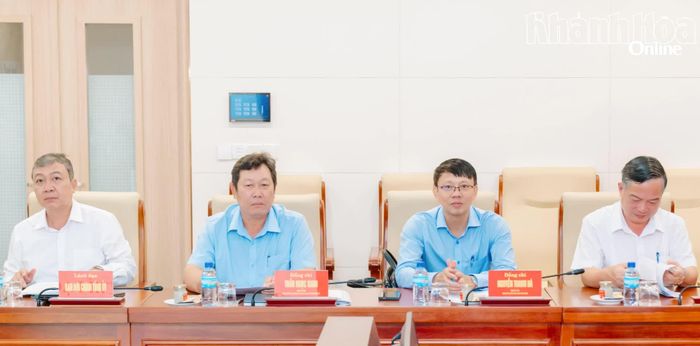 Các đồng chí lãnh đạo tham dự cuộc họp. 