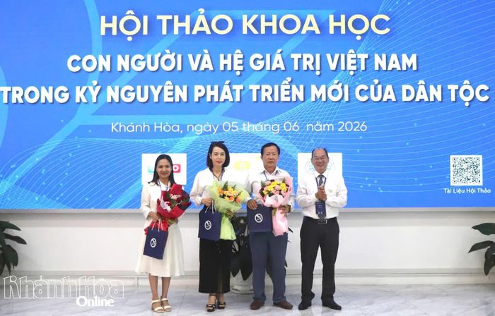 Lãnh đạo Trường Đại học Khánh Hòa tặng hoa tri ân các đơn vị đồng hành trong việc tổ chức hội thảo.