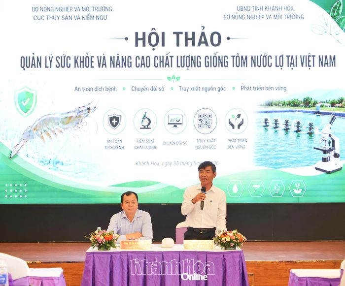 Lãnh đạo Sở Nông nghiệp và Môi trường Khánh Hòa điều hành phiên thảo luận về các giải pháp nâng cao chất lượng giống tôm nước lợ.