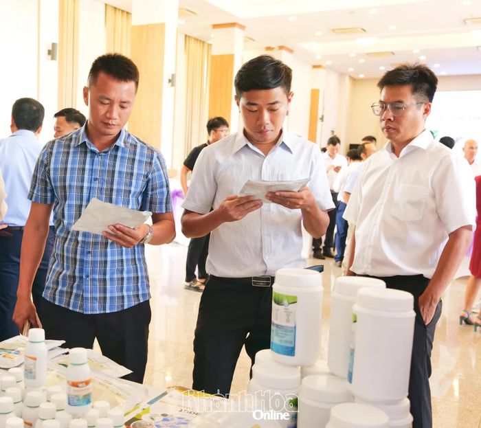 Đại biểu tham quan khu vực trưng bày các sản phẩm thuốc, chế phẩm phục vụ nuôi tôm tại hội thảo.