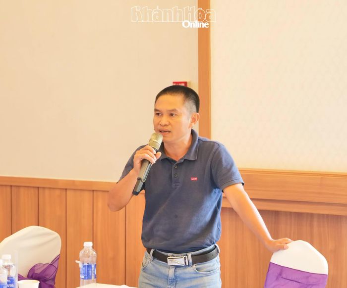Doanh nghiệp sản xuất giống tôm phía nam Khánh Hòa chia sẻ kinh nghiệm phòng ngừa bệnh TPD tại hội thảo. 