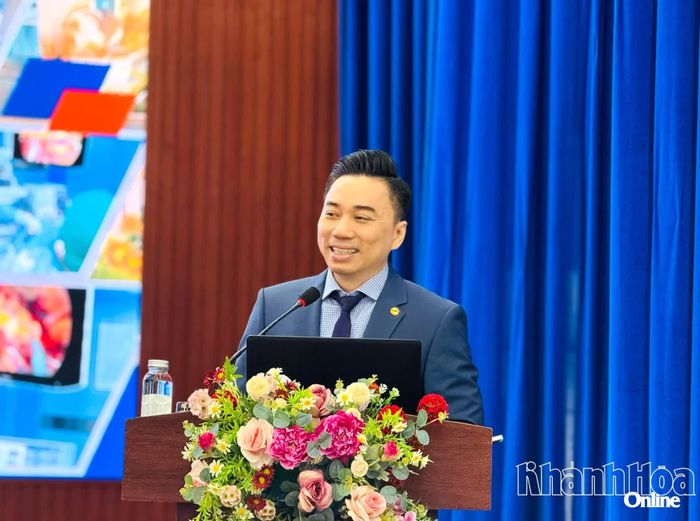 Phó Giáo sư,Tiến sĩ, bác sĩ Nguyễn Hữu Thịnh - Chủ tịch Chi hội Phẫu thuật đại trực tràng Việt Nam phát biểu khai mạc hội nghị.