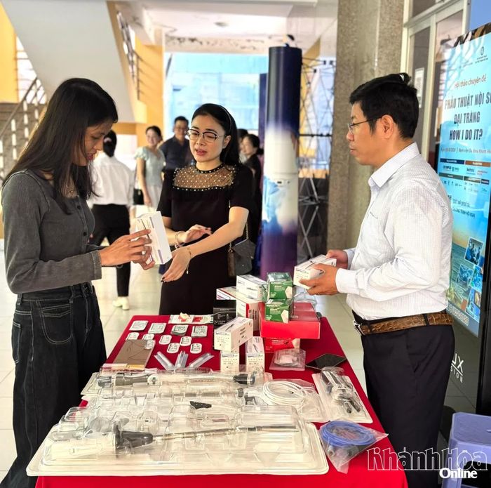Nhiều trang thiết bị về hỗ trợ điều trị trực tràng được giới thiệu tại hội nghị.