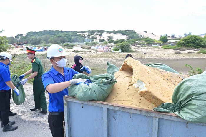 Lượng lớn rác thải được thu gom để chở về nơi tập kết đúng quy định.