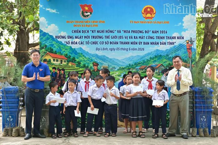 Các đại biểu trao học bổng cho học sinh có hoàn cảnh khó khăn trên địa bàn xã.