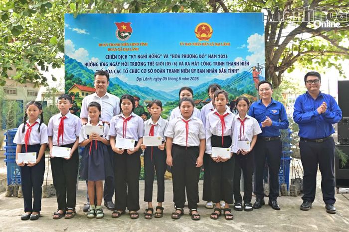 Các đại biểu trao học bổng cho học sinh có hoàn cảnh khó khăn trên địa bàn xã.