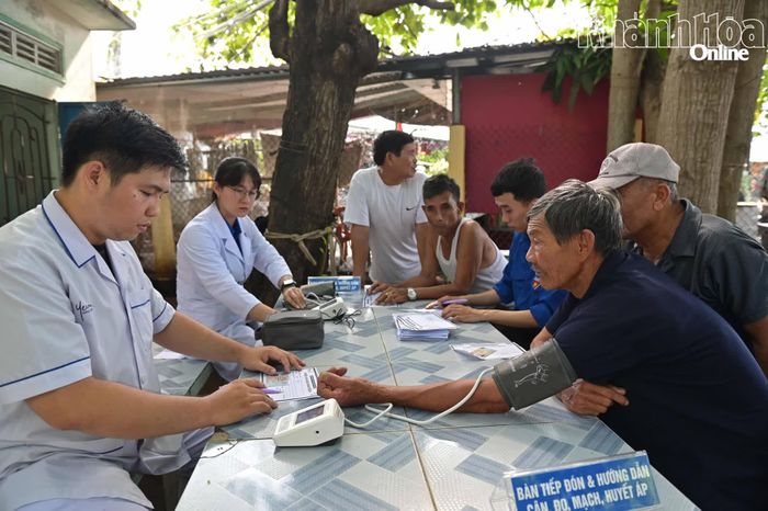 Sau chương trình, ban tổ chức triển khai khám bệnh miễn phí cho người dân.