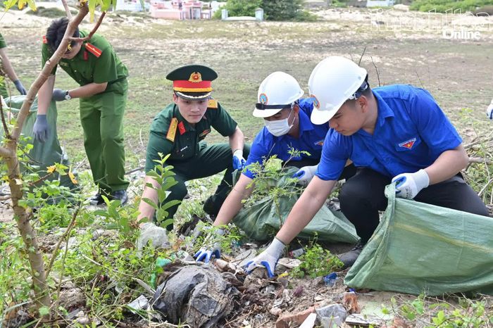 Các đoàn viên, thanh niên ra quân thu gom rác, vệ sinh môi trường.