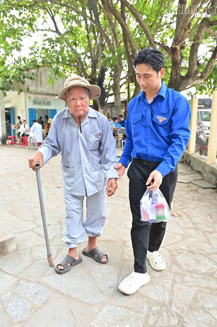 Các đoàn viên, thanh niên hỗ trợ người cao tuổi.