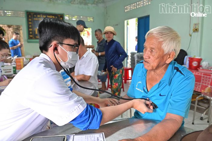 Thăm khám cho người cao tuổi tại xã.
