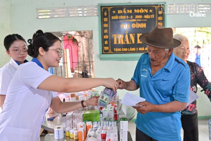 Cấp phát thuốc miễn phí cho người dân.