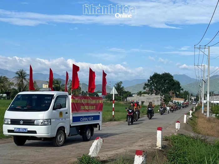 Các lực lượng diễu hành tuyên truyền trên các tuyến đường chính qua các thôn của xã Mỹ Sơn.