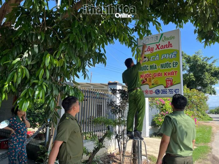 Lực lượng Công an xã phối hợp với các đơn vị liên quan tháo gỡ, xóa bỏ các bảng quảng cáo, tờ rơi và nội dung tuyên truyền trái phép liên quan đến cá độ bóng đá.