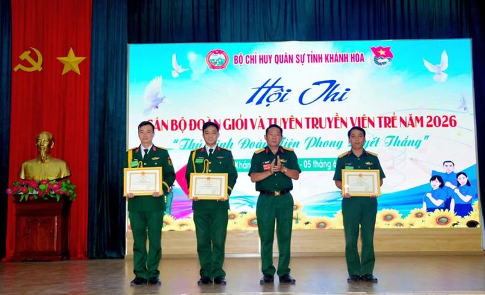 Ban tổ chức trao giải cho các thí sinh đạt giải nhất, nhì, ba tại hội thi.
