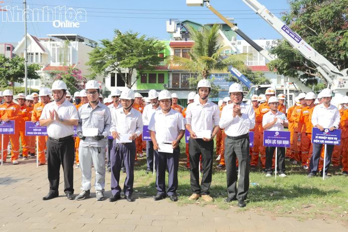 Lãnh đạo công ty và Sở Nội vụ trao thưởng động viên các đội tham gia diễn tập.