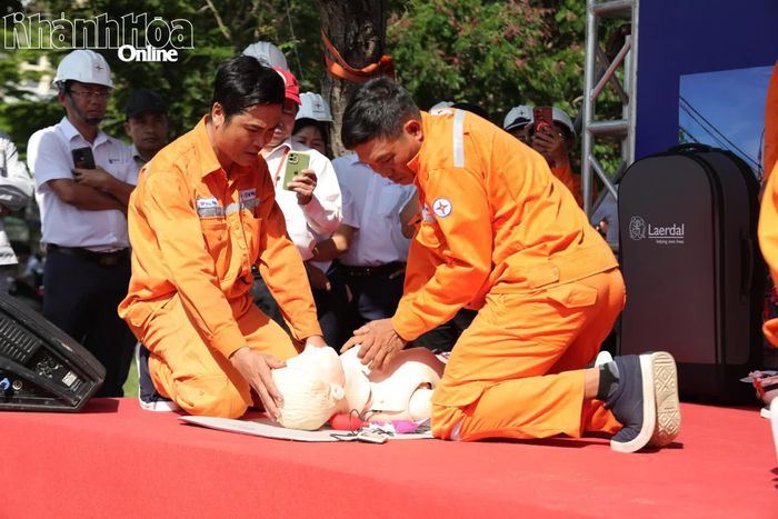 Diễn tập phương pháp hồi sinh tổng hợp. 